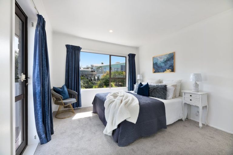 Photo of property in 2/27 Knightsbridge Drive, Forrest Hill, Auckland, 0620