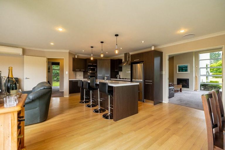 Photo of property in 8 Titirangi Drive, Fitzherbert, Palmerston North, 4471