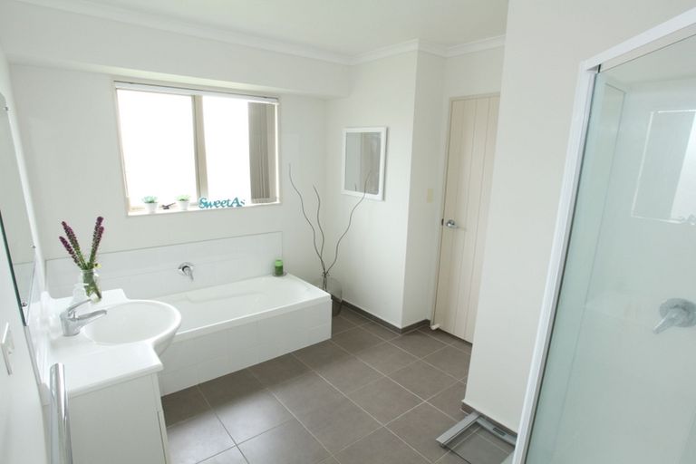 Photo of property in 24 Breaker Grove, Waiuku, 2123