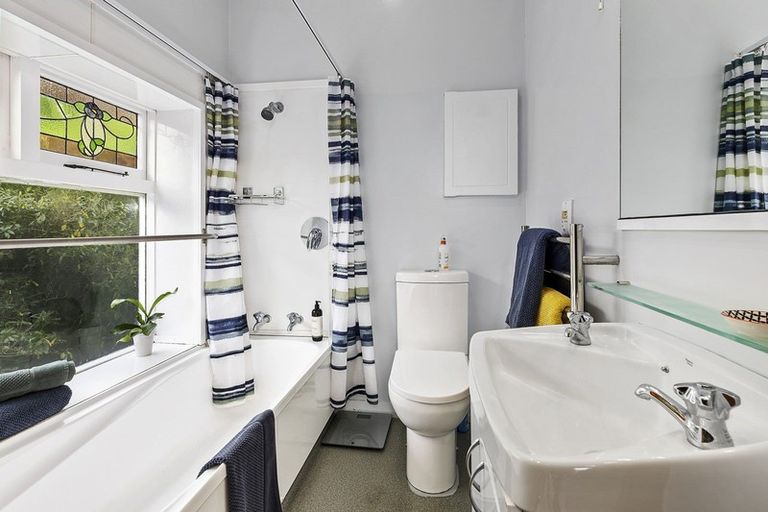 Photo of property in 33a Apuka Street, Brooklyn, Wellington, 6021