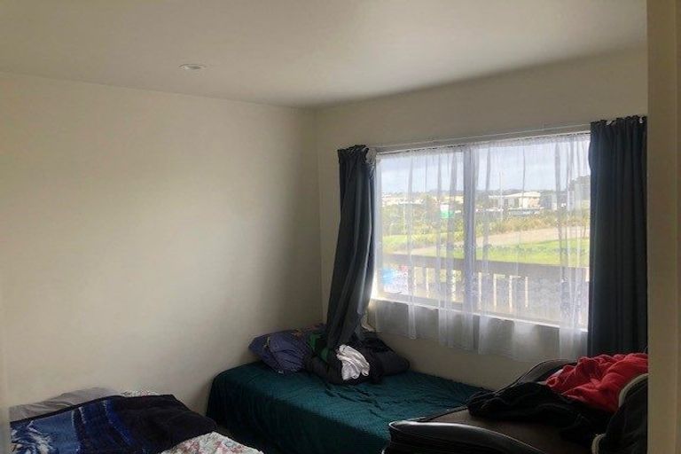 Photo of property in 7 Rook Place, Unsworth Heights, Auckland, 0632