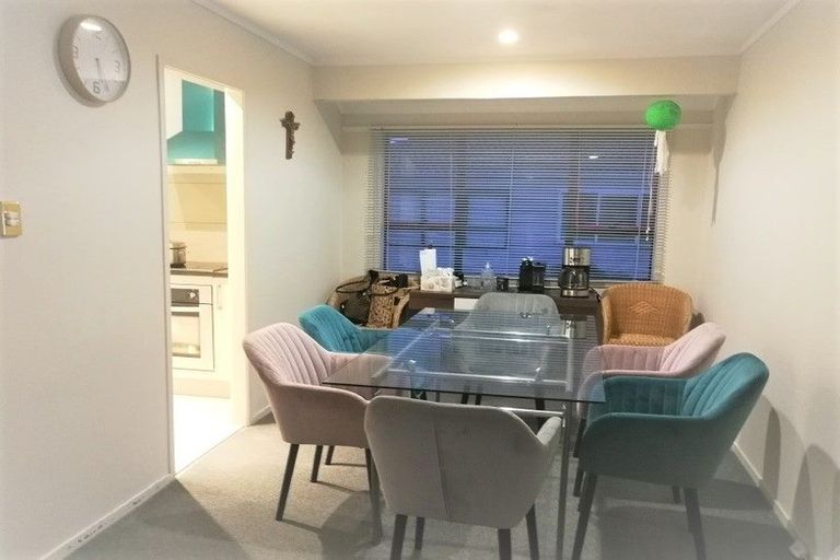 Photo of property in 1/1 Cheval Drive, Totara Vale, Auckland, 0629