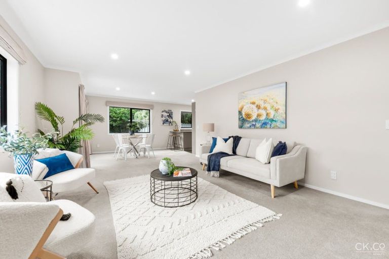 Photo of property in 32a Dowling Grove, Silverstream, Upper Hutt, 5019