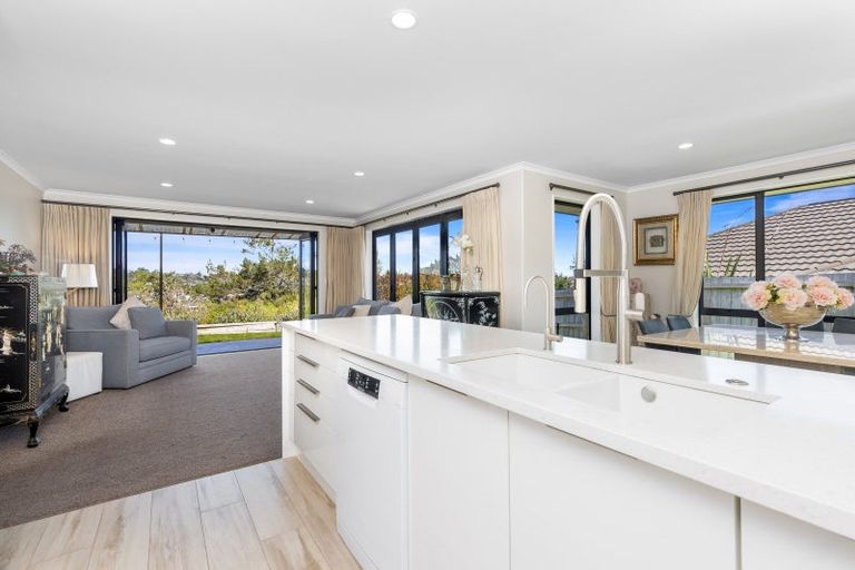 Photo of property in 72 Kittiwake Drive, Schnapper Rock, Auckland, 0632