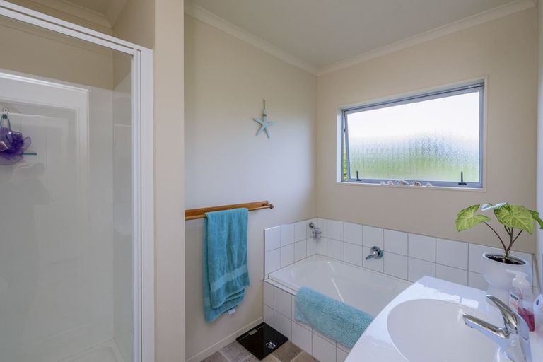 Photo of property in 37a Waikawa Beach Road, Manakau, Levin, 5573