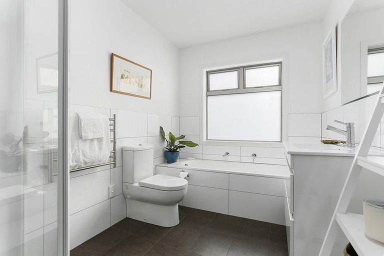 Photo of property in 1/127 Churchill Road, Rothesay Bay, Auckland, 0630