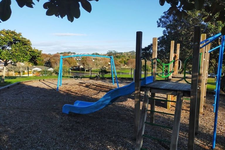 Photo of property in 10/42 Fields Parade, Oteha, Auckland, 0632