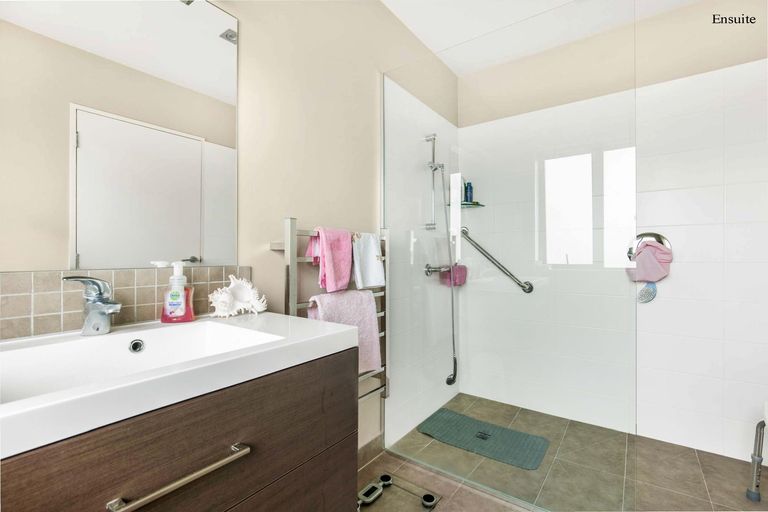 Photo of property in 46 Royalle Mews, Botany Downs, Auckland, 2010