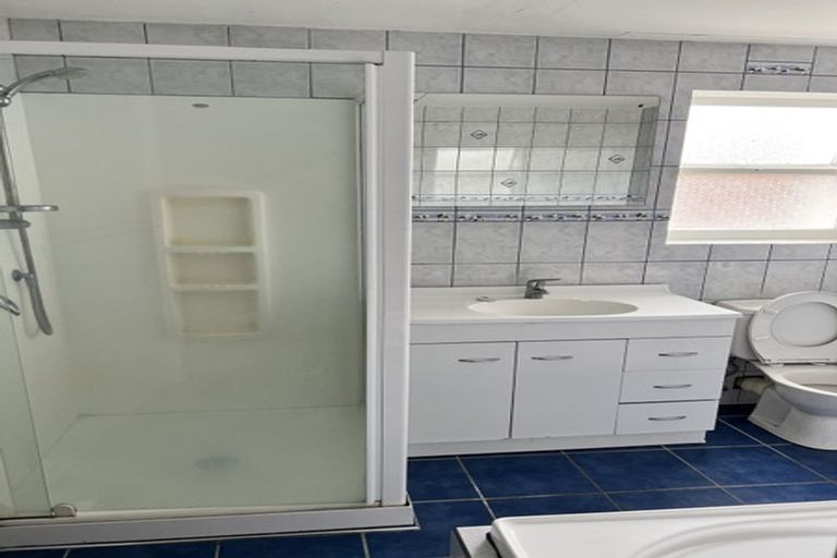 Photo of property in 40 Longburn Road, Henderson, Auckland, 0610