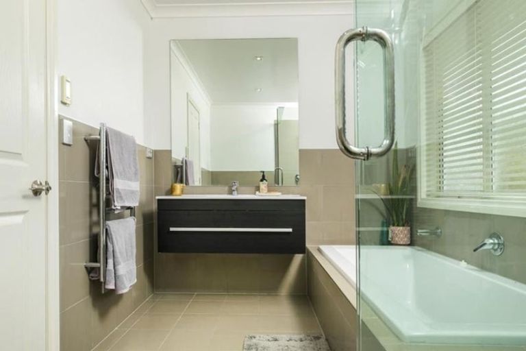 Photo of property in 2 Oscar Road, Greenhithe, Auckland, 0632