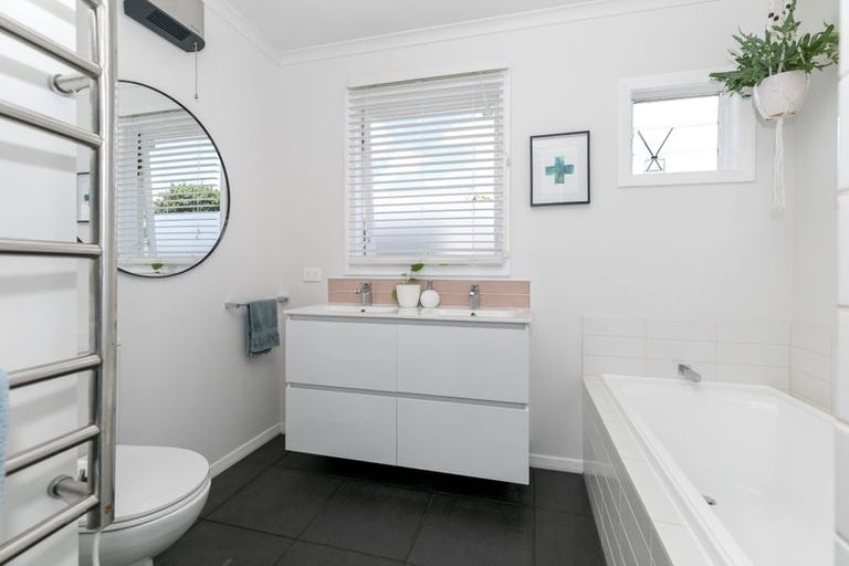 Photo of property in 15 Sandwich Road, St Andrews, Hamilton, 3200