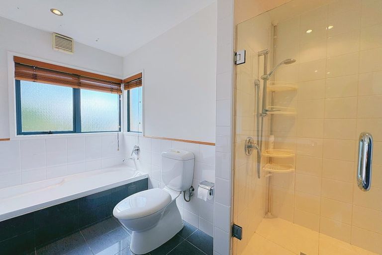 Photo of property in 40 Dress Circle, Newlands, Wellington, 6037