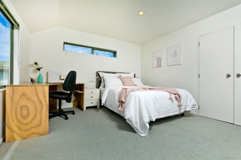 Photo of property in 2/362 East Coast Road, Sunnynook, Auckland, 0630