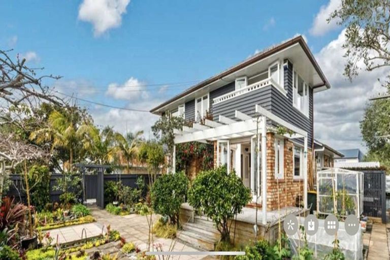 Photo of property in 1/42 East Coast Road, Milford, Auckland, 0620