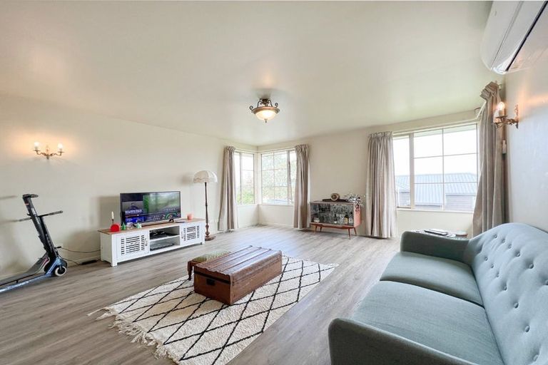 Photo of property in 2/15 Stoneleigh Court, Sunnynook, Auckland, 0632