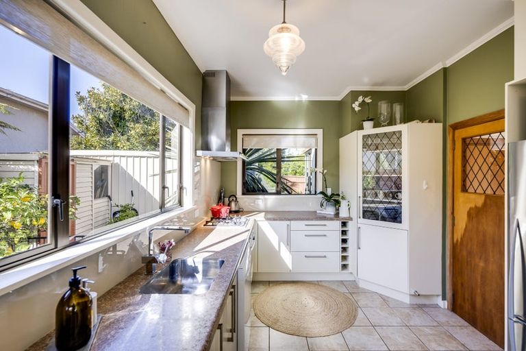 Photo of property in 61 Napier Terrace, Hospital Hill, Napier, 4110