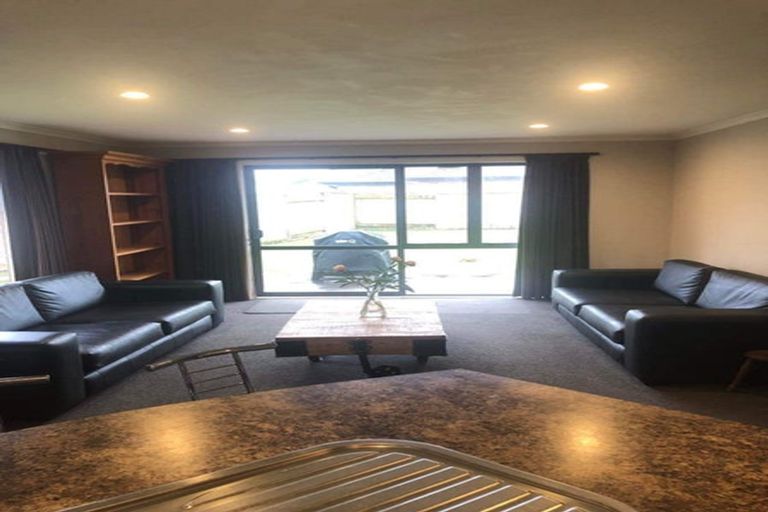 Photo of property in 14 Cleveland Heights, Kelvin Grove, Palmerston North, 4414