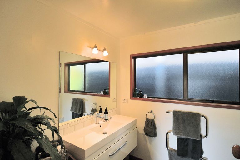 Photo of property in 15 Hillside Crescent, Leigh, 0985