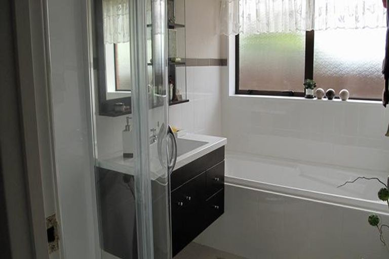 Photo of property in 6 Bosnyak Drive, Te Atatu South, Auckland, 0610