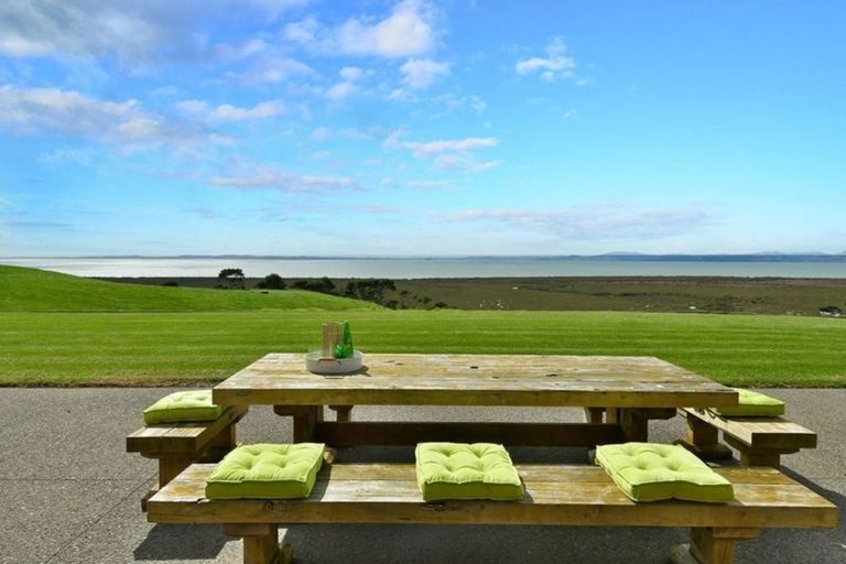 Photo of property in 1880 South Head Road, South Head, Helensville, 0874