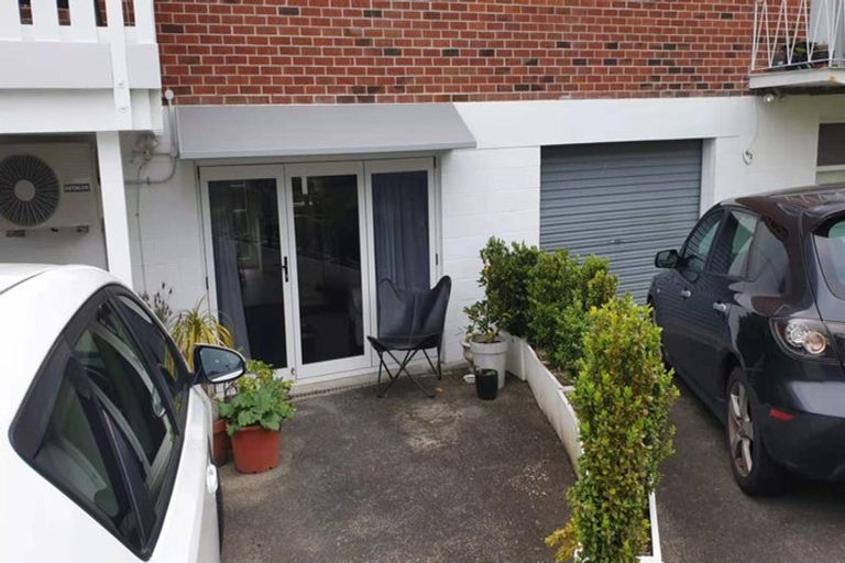 Photo of property in 3/2 Scarboro Terrace, Murrays Bay, Auckland, 0630