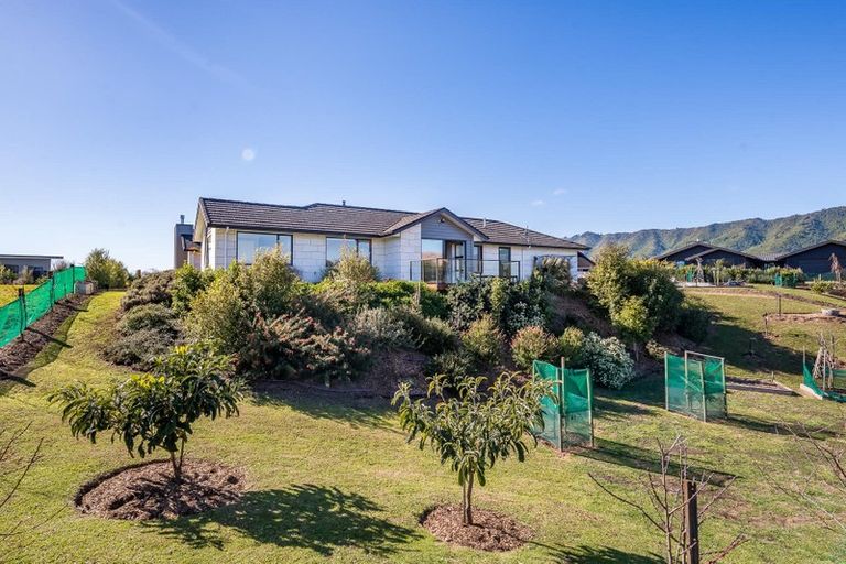 Photo of property in 28 Ferndale Drive, Waikanae, 5036