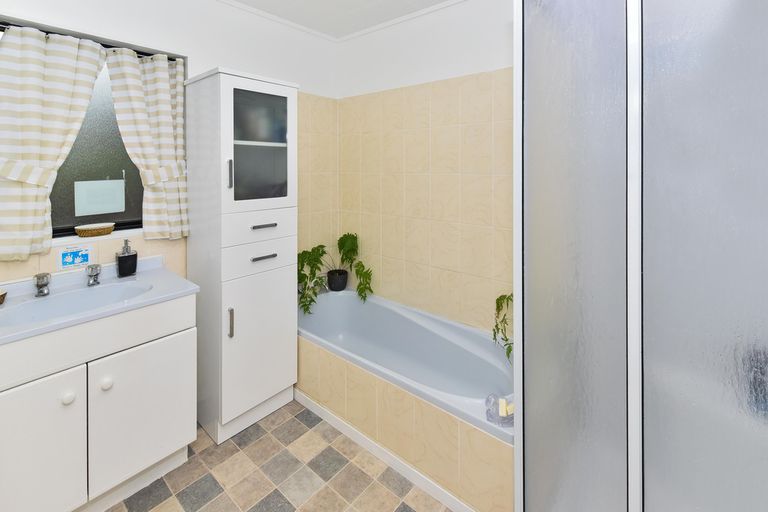 Photo of property in 2/8 Celmisia Place, Weymouth, Auckland, 2103