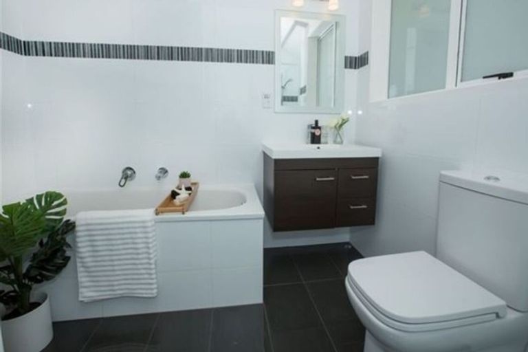 Photo of property in 12a Kingsbridge Place, Newlands, Wellington, 6037