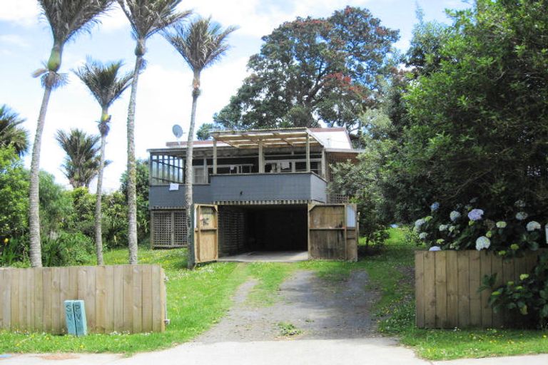 Photo of property in 215 Motutara Road, Muriwai, Waimauku, 0881