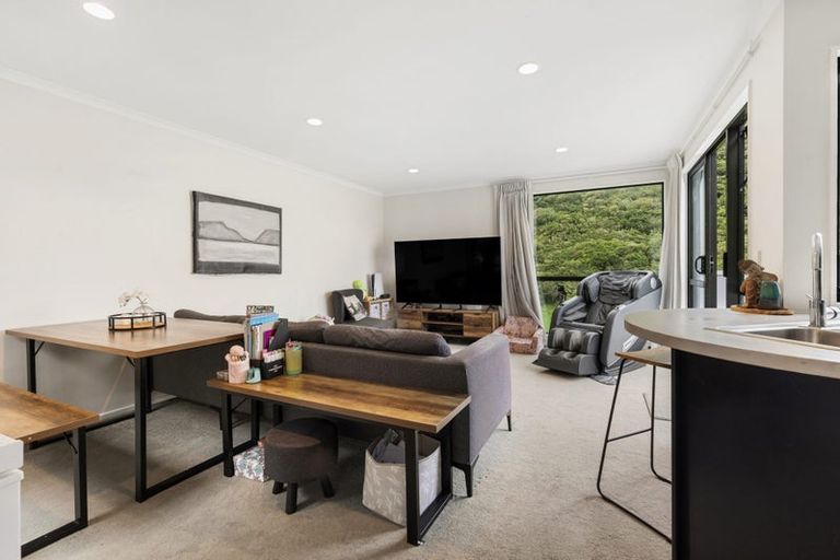 Photo of property in 2/19 Onslow Road, Khandallah, Wellington, 6035