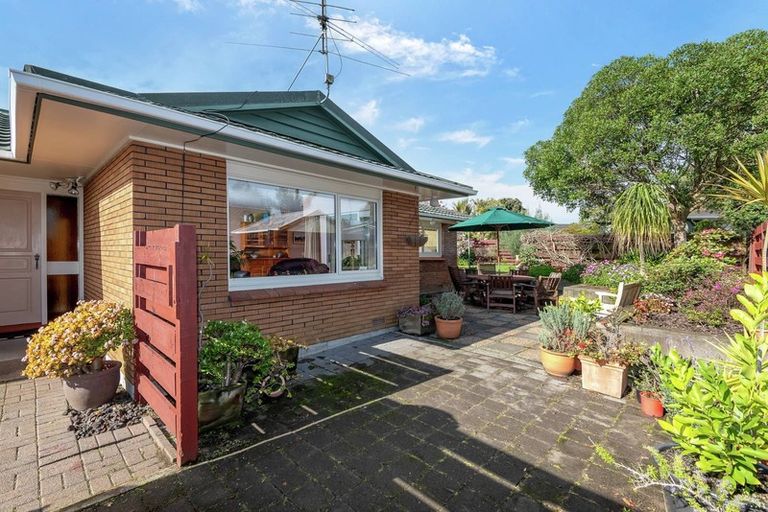 Photo of property in 21 Tupaki Place, Pakuranga Heights, Auckland, 2010
