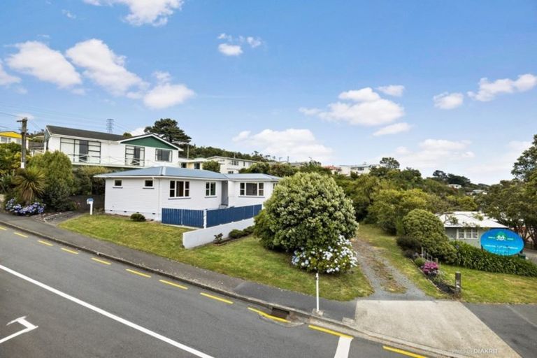 Photo of property in 16 Bancroft Terrace, Newlands, Wellington, 6037