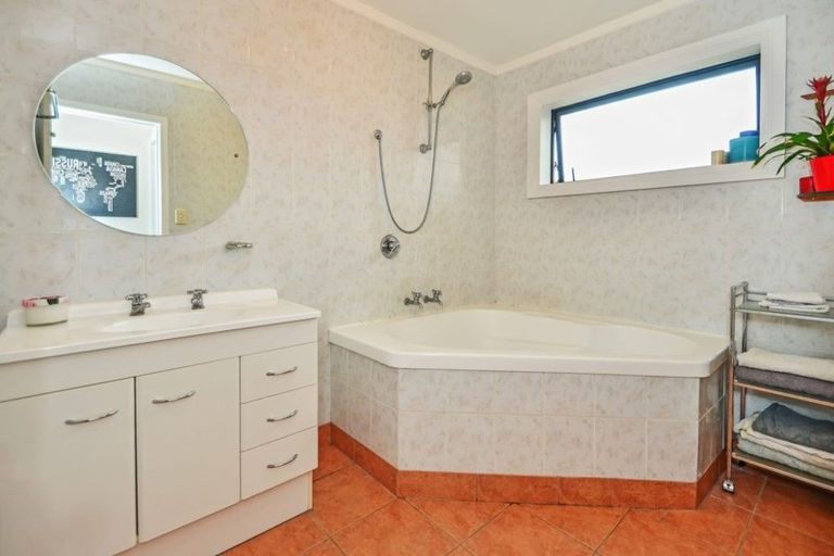 Photo of property in 20 Collingwood Road, Waiuku, 2123