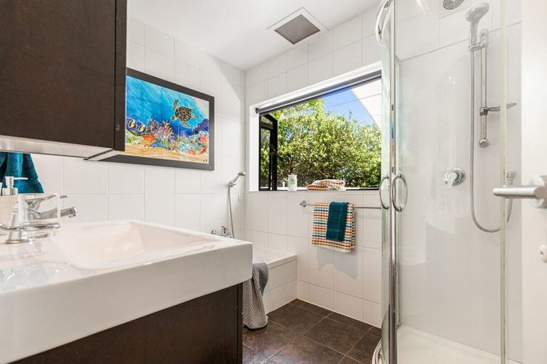 Photo of property in 1/20 Reynolds Place, Torbay, Auckland, 0630