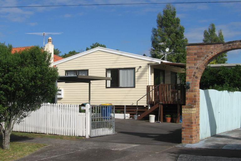 Photo of property in 2/144 Lynwood Road, New Lynn, Auckland, 0600