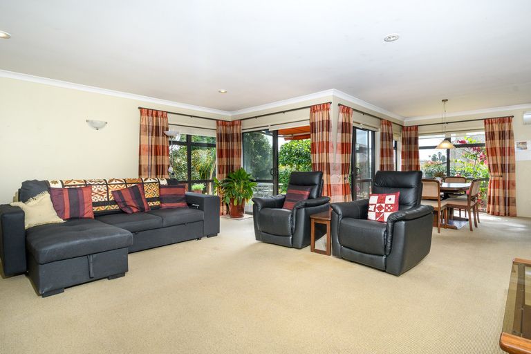Photo of property in 5 Fairford Avenue, Henderson, Auckland, 0612