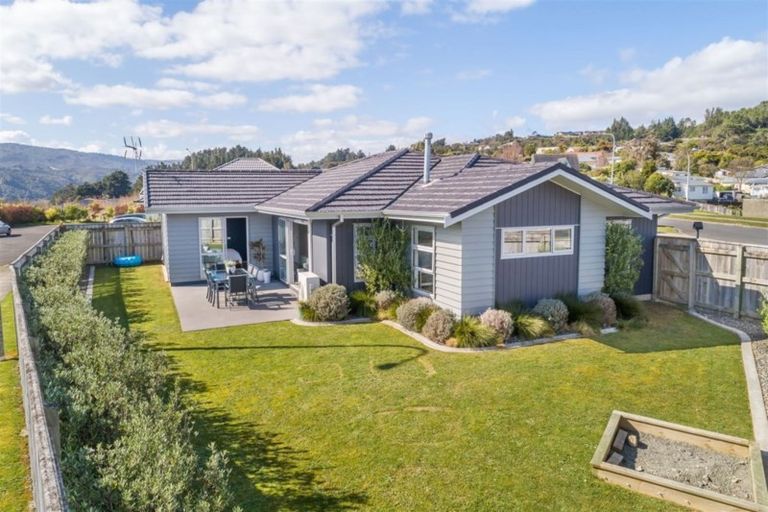 Photo of property in 77 Sunstone Crescent, Timberlea, Upper Hutt, 5018