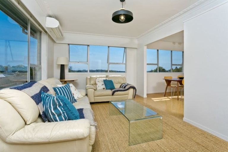 Photo of property in 2/38 Ayton Drive, Totara Vale, Auckland, 0629