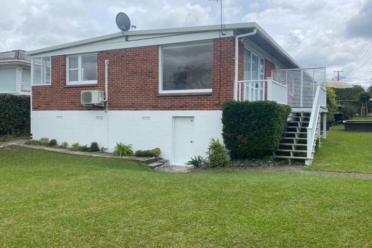Photo of property in 1/2 Scarboro Terrace, Murrays Bay, Auckland, 0630