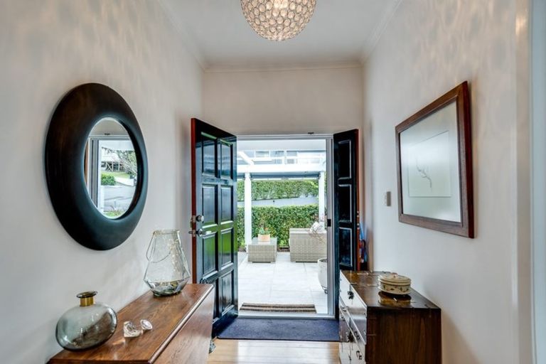 Photo of property in 14 Havelock Road, Hospital Hill, Napier, 4110