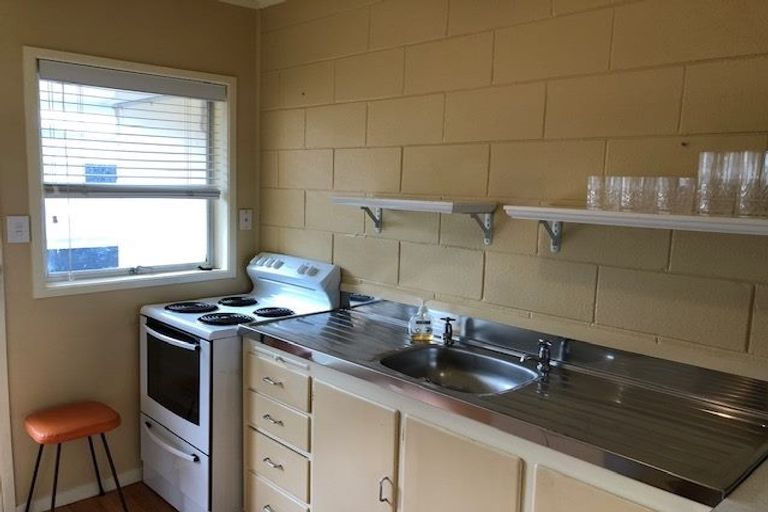 Photo of property in 2/16 Beach Road, Castor Bay, Auckland, 0620