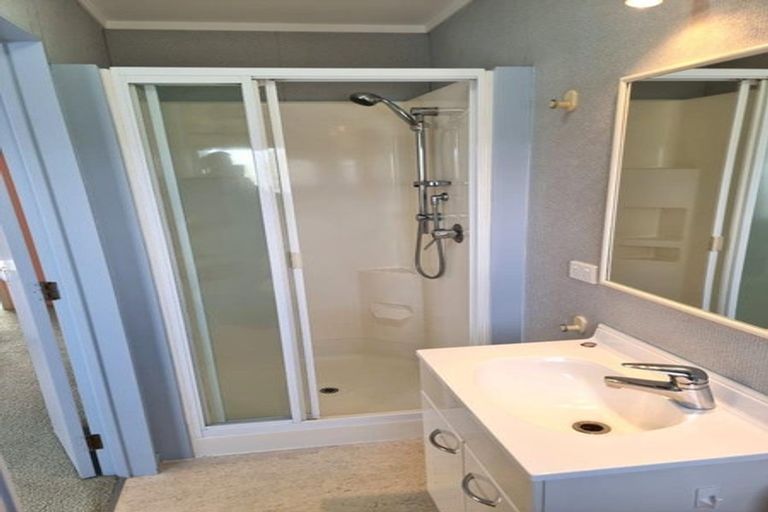 Photo of property in 16 Garcia Place, West Harbour, Auckland, 0618