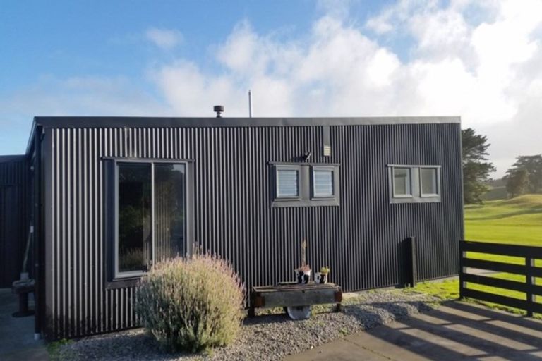 Photo of property in 21 Golf Vue Place, Castlecliff, Whanganui, 4501