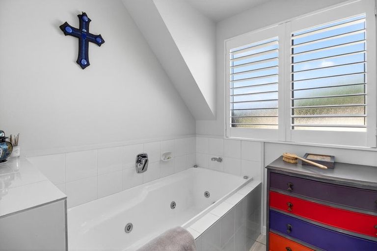 Photo of property in 28 Connemara Court, West Harbour, Auckland, 0618