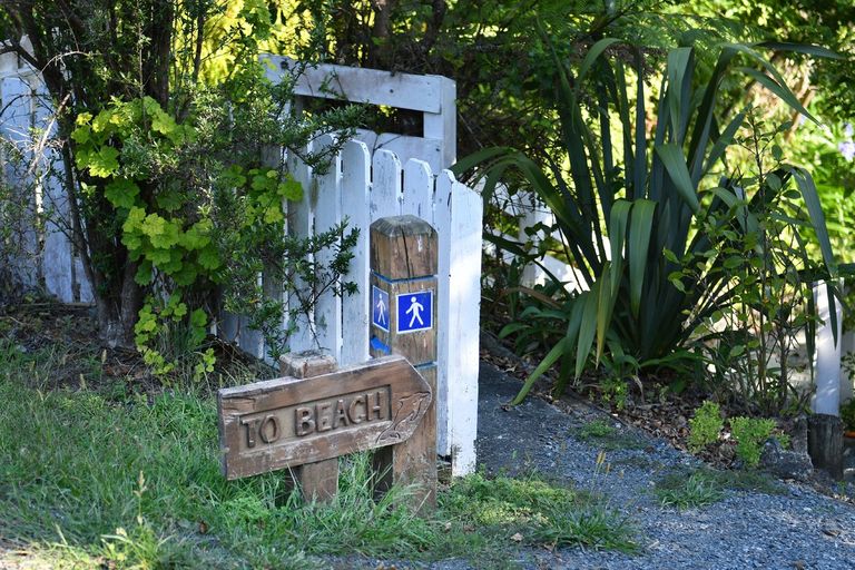 Photo of property in 15 Hillside Crescent, Leigh, 0985