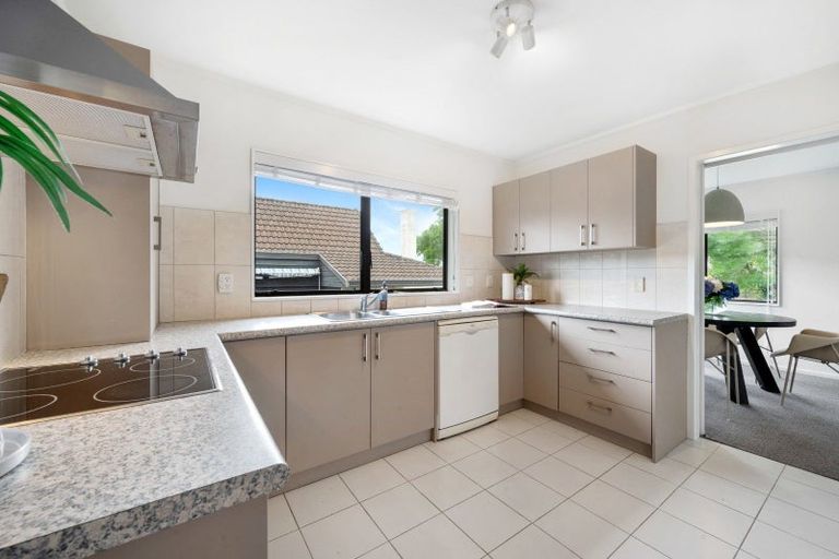 Photo of property in 2/98 Mirrabooka Avenue, Botany Downs, Auckland, 2010