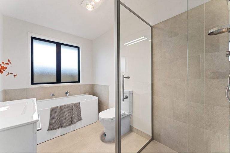 Photo of property in 2 Manatika Road, Karaka, Papakura, 2124