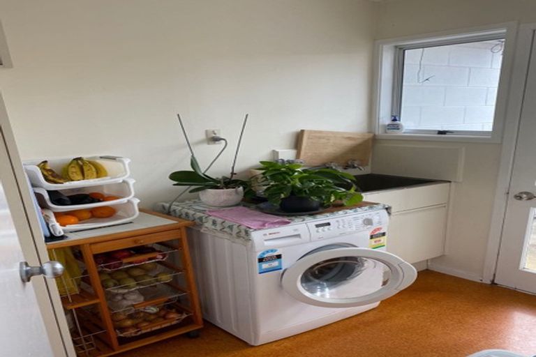 Photo of property in 2/62 Sunderlands Road, Half Moon Bay, Auckland, 2012