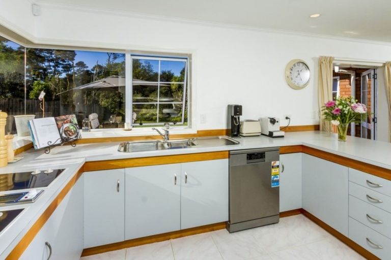 Photo of property in 8 Highwood Grove, Torbay, Auckland, 0630