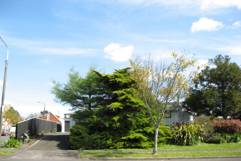 Photo of property in 43 Heta Road, Highlands Park, New Plymouth, 4312